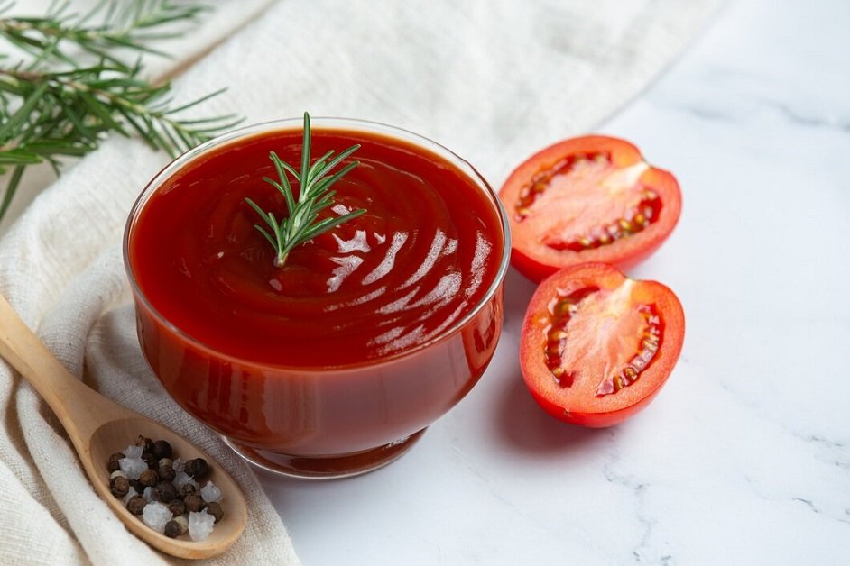 ketchup-tomato-sauce-with-fresh-tomato